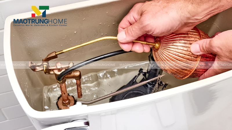 Tháo phao bồn cầu cũ