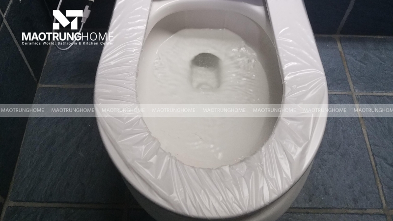 Tận dụng màng bọc thực phẩm hoặc băng dính