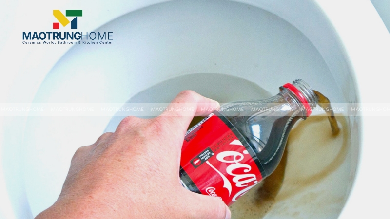 Dùng nước ngọt có ga (Coca-Cola, Pepsi)