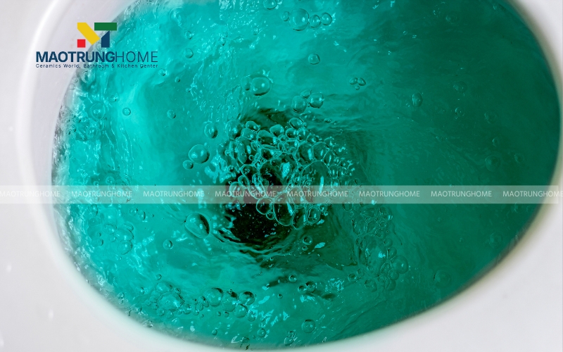 Nếu nước trong lòng bồn cầu bị nhiễm màu, điều này chứng tỏ van xả nước đã bị mòn