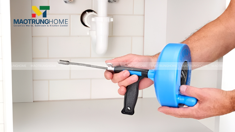 Phương pháp 3: Dùng dây thông cống lò xo cầm tay