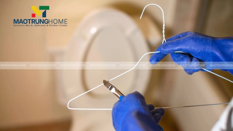 Phương pháp 5: Dùng móc quần áo kim loại tự chế