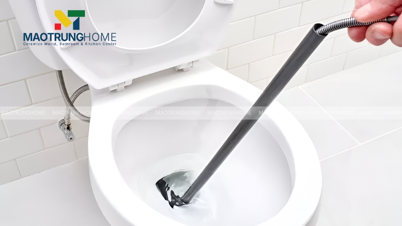 Phương pháp 7: Dùng dây thông cống lò xo cầm tay