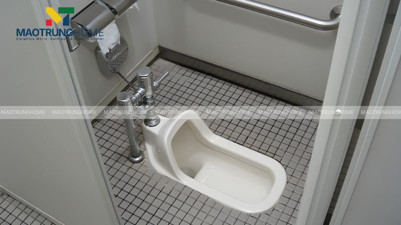 Bồn cầu xổm chỉ bao gồm bệ đặt chân và lỗ thoát chất thải, đi kèm với van xả nước gắn tường