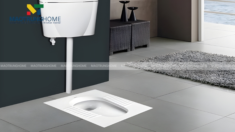 Bồn cầu ngồi xổm được thiết kế để sử dụng ở tư thế ngồi xổm