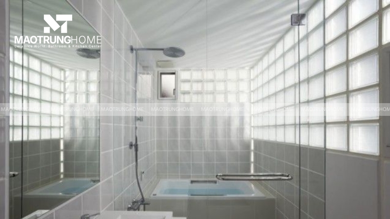 Cửa sổ gạch kính nhỏ nhưng hiệu quả chiếu sáng lớn