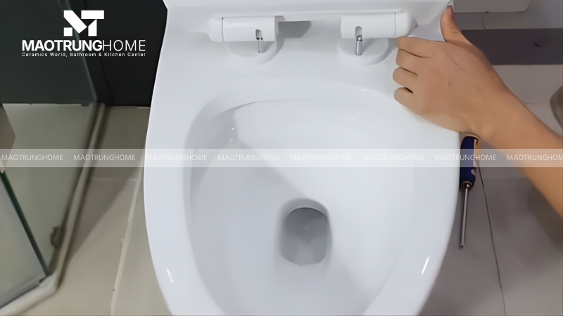 Bồn cầu kêu to do ốc vít cố định két nước bị lỏng