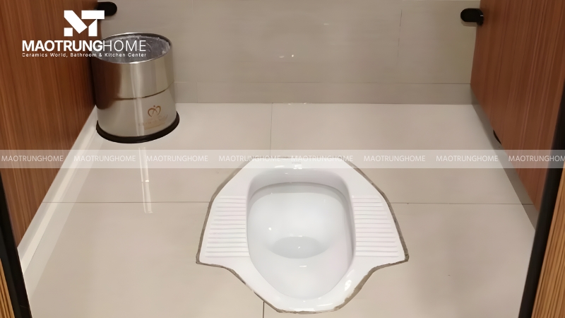 Chất liệu sứ của bồn cầu xổm giúp vệ sinh dễ dàng