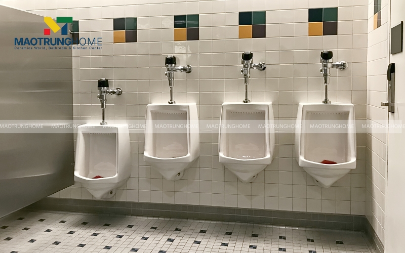 Nhà vệ sinh nam không có vách ngăn