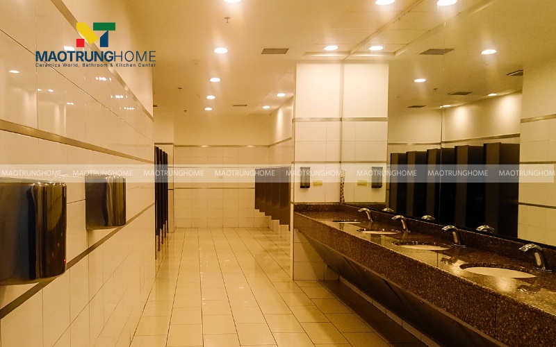 Nhà vệ sinh rộng rải và hiện đại có bồn rửa tay riêng biệt với khu vực vệ sinh