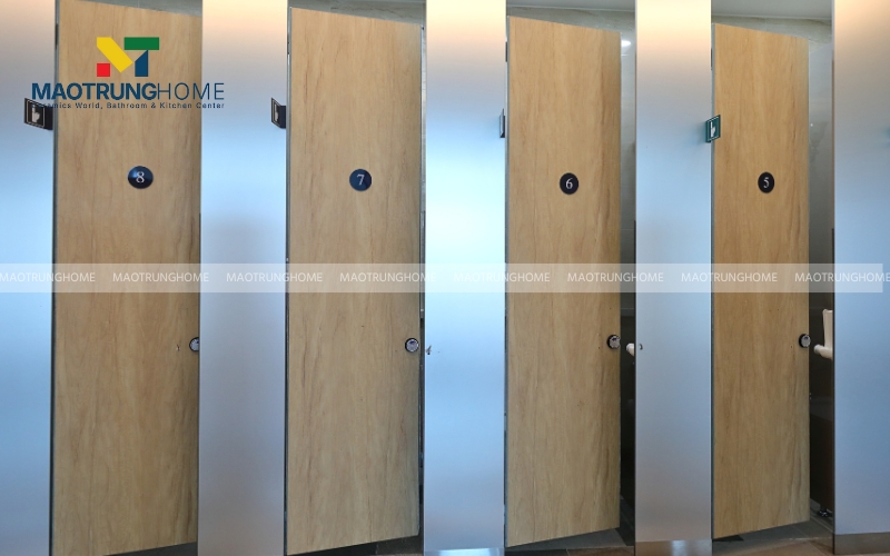 Hình ảnh nhà vệ sinh trường tiểu học có vách ngăn cao hơn so với nhà vệ sinh tiểu học