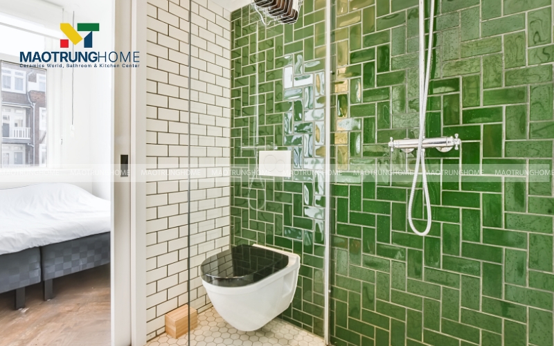 Hình ảnh nhà vệ sinh với tường lát bằng gạch màu trắng và mà xanh pastel