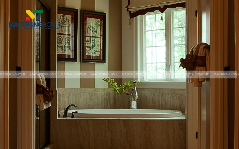 Hình ảnh nhà vệ sinh với tường và bồn tắm lát bằng gạch giả gỗ