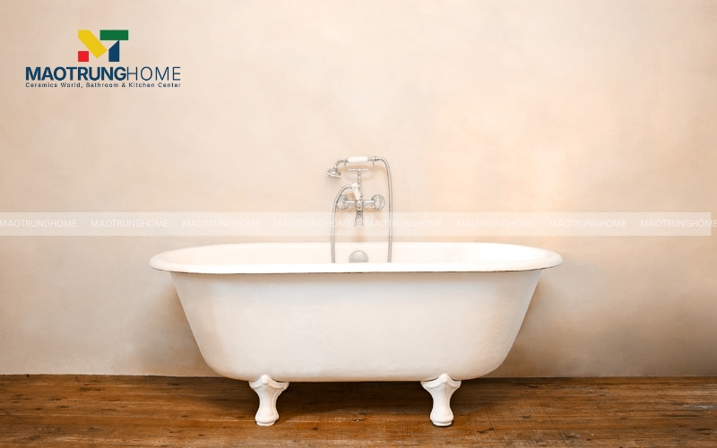 Hình ảnh một phòng tắm vintage rộng rãi với chiếc bồn tắm chân rồng đặt ở trung tâm