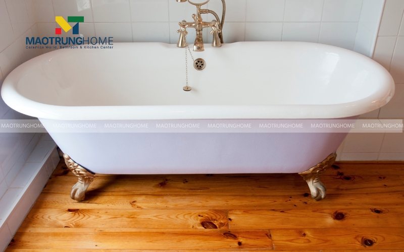 Phòng tắm vintage rộng rãi với chiếc bồn tắm chân rồng và nội thất bằng đồng