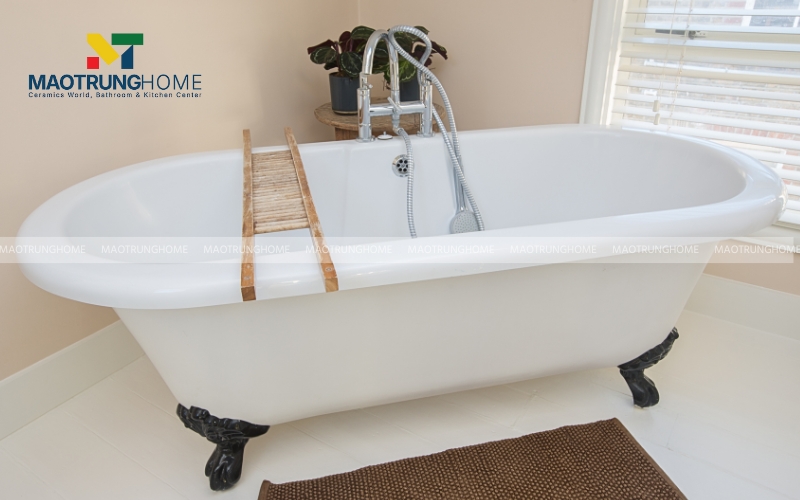 Phòng tắm vintage với chiếc bồn tắm chân rồng màu đen độc đáo