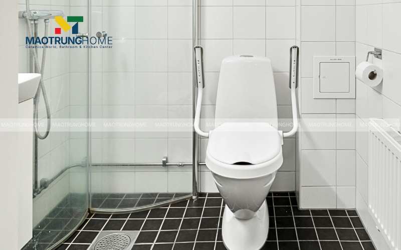 Hình ảnh nhà vệ sinh modern vintage với vách kính ngăn hiện đại