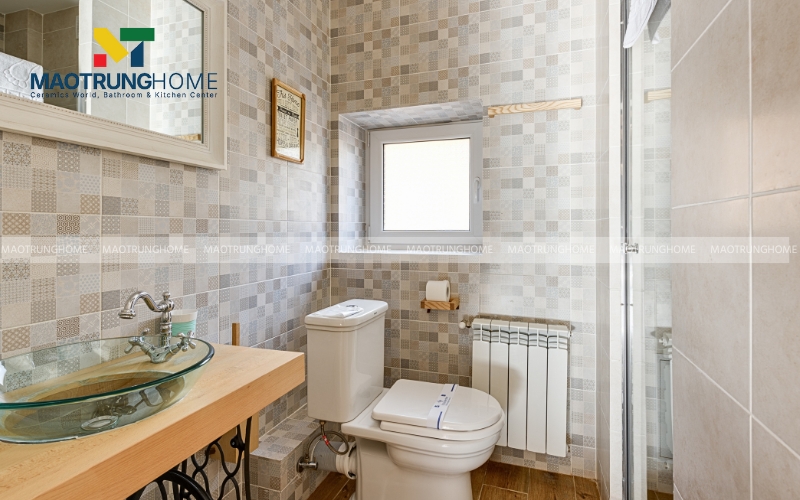 Nhà vệ sinh vintage với tường được ốp gạch họa tiết bắt mắt