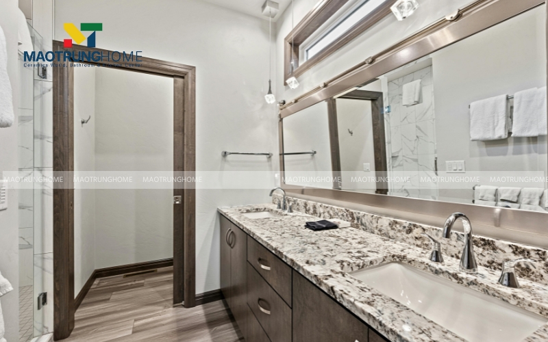 Nhà vệ sinh vintage với tủ lavabo và sàn lát gạch giả gỗ màu tối