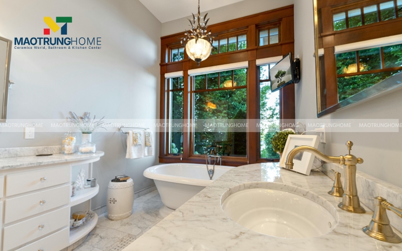 Hình ảnh nhà vệ sinh với tủ lavabo vân đá, họa tiết cửa bằng gỗ mộc