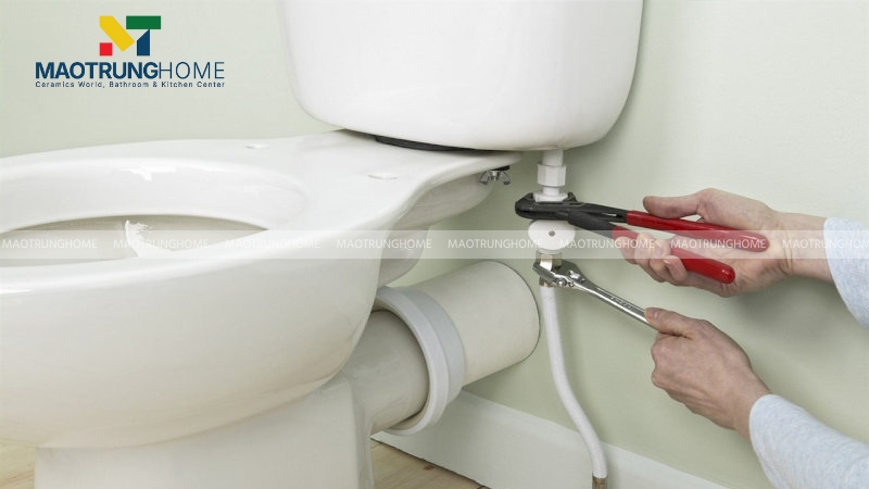 Nếu nước vào két yếu, bạn kểm tra và duỗi thẳng dây cấp nước