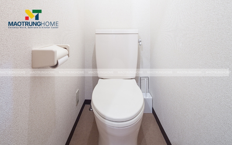 Hình ảnh nhà vệ sinh 1m2 sơn màu trắng và sàn màu nâu sáng