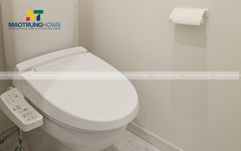 Hình ảnh nhà vệ sinh 1m2 sơn màu trắng kem, sử dụng gạch ốp tường trắng và thiết bị vệ sinh cùng tông màu