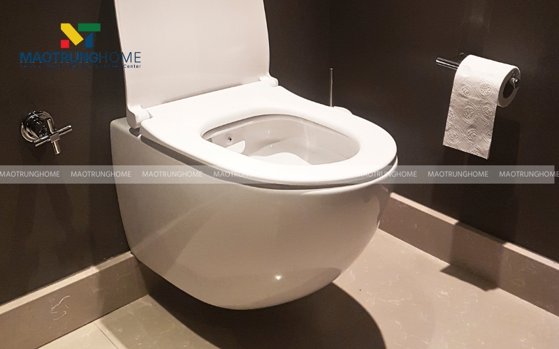 Hình ảnh bồn cầu treo tường tường trong nhà vệ sinh nhỏ gam màu tối 