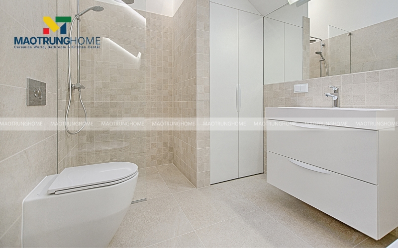 Hình ảnh nhà vệ sinh 1m2 có vách kính trong suốt ngăn khu vực vòi sen