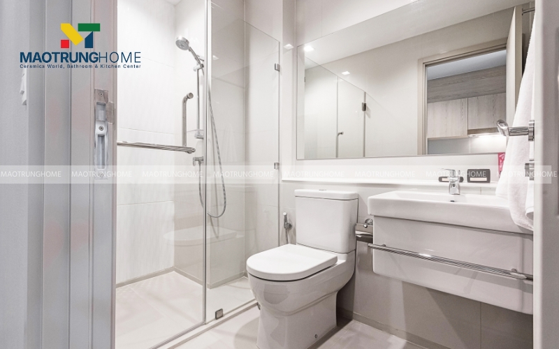 Hình ảnh nhà vệ sinh 2m2 sử dụng gạch ốp tường màu trắng sáng