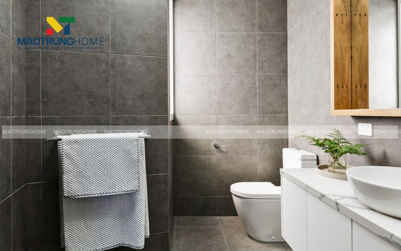 Hình ảnh mẫu nhà vệ sinh 2m2 có tường ốp gạch vân đá màu xám