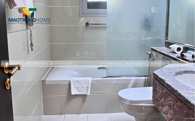 Hình ảnh mẫu nhà vệ sinh 2m2 có kệ lavabo ốp gạch vân đá tự nhiên