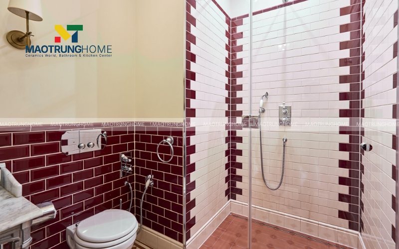 Hình ảnh phòng tắm 2m2 có vách kính tắm đứng trong suốt