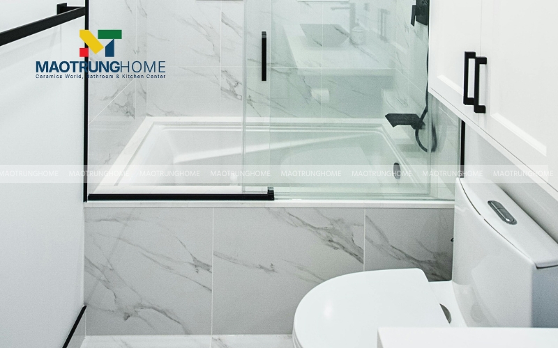 Hình ảnh mẫu nhà vệ sinh 2m2 ốp gạch vân đá marble trắng