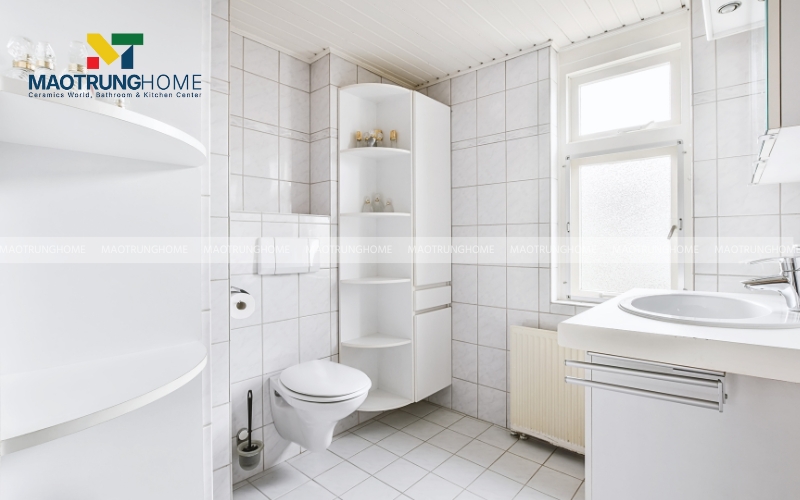 Hình ảnh mẫu nhà vệ sinh 2m2 với gam màu trắng toàn bộ