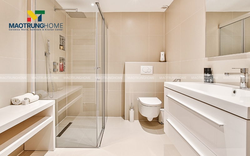 Hình ảnh mẫu nhà vệ sinh 2m2 có vách kính phân chia khu vực