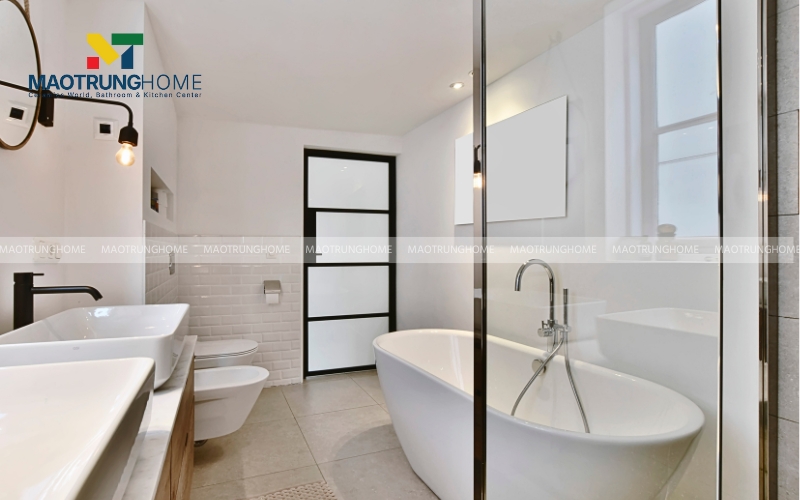 Hình ảnh mẫu nhà vệ sinh có vách kính và bồn tắm nhỏ