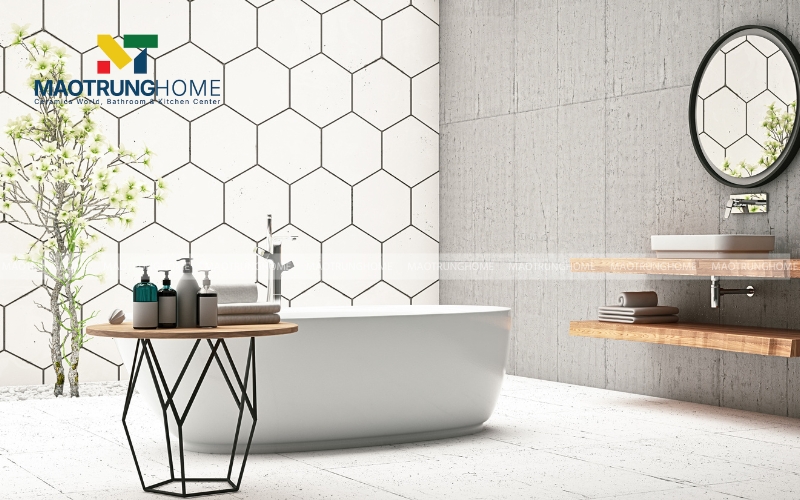 Phòng tắm tối giản chỉ có bồn tắm và một vài thiết bị cơ bản