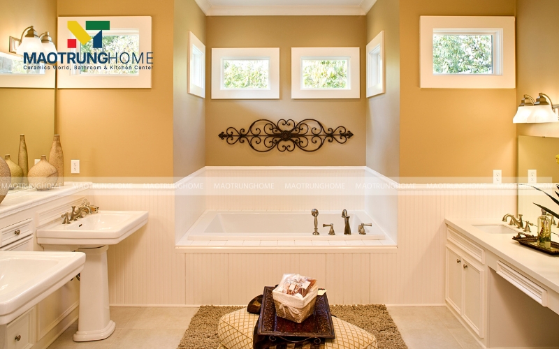 Phòng tắm tân cổ điển với bồn tắm âm và tường màu vàng hoài cổ