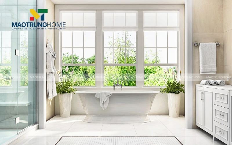 Phòng tắm với cửa sổ lớn và bao phủ bởi cây xanh