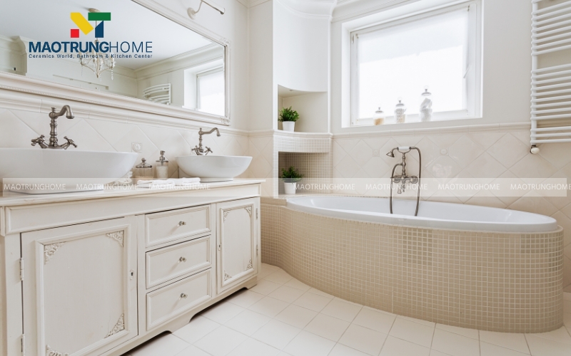 Phòng tắm điển hình của căn hộ có bồn tắm nằm và tủ lavabo