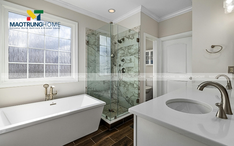 Phòng tắm hiện đại với tông màu trắng điểm nhấn với tường ốp gạch vân đá