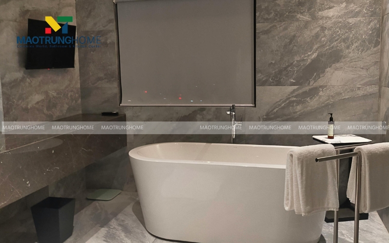 Thiết kế phòng tắm hiện đại với tường ốp gạch vân đá khổ lớn