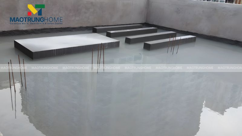 Ngâm nước bề mặt sàn để kiểm tra hiệu quả chống thấm