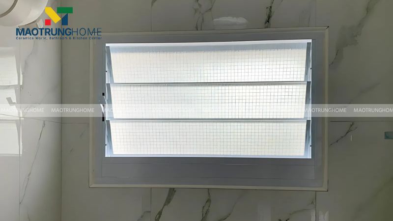 Bạn nên ưu tiên thiết kế cửa sổ hoặc ô thoáng để không khí lưu thông tự nhiên