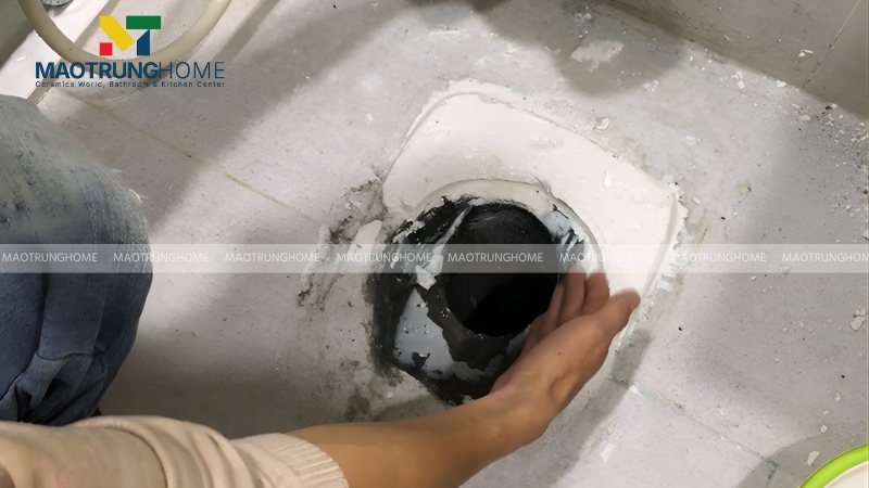 Bạn cần xác định tâm xả bồn cầu trước khi lắp đặt 