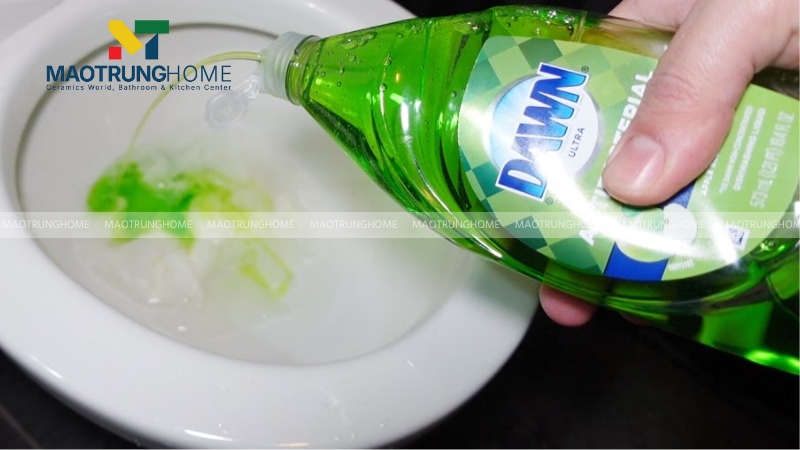 Sử dụng nước nóng và nước rửa chén