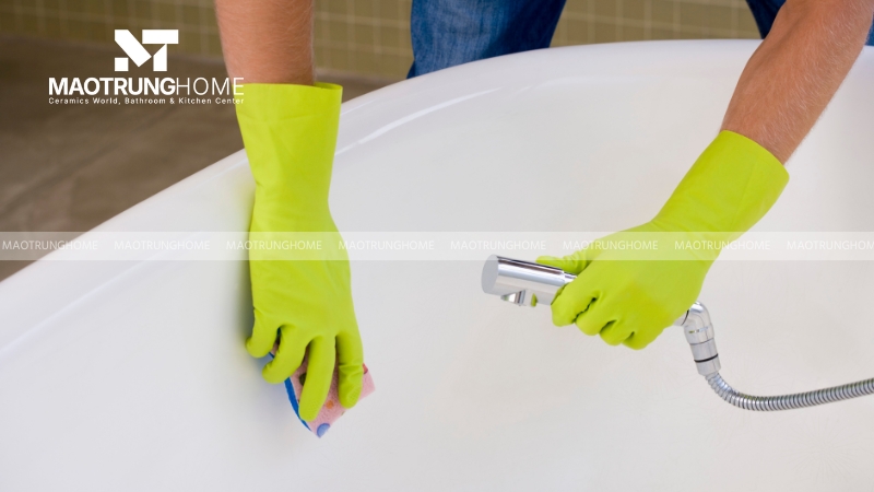 Thường xuyên vệ sinh bồn tắm