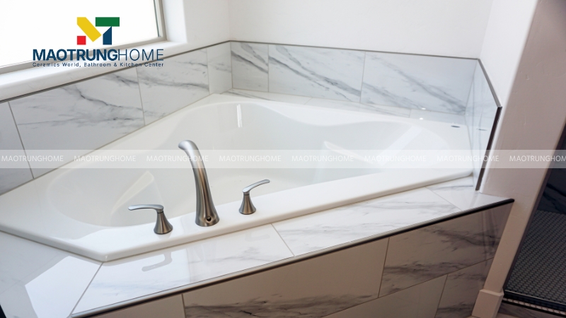 Bồn tắm góc có thiết kế dạng tam giác