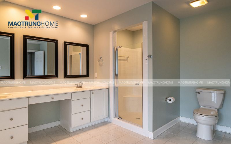 Không đặt bồn cầu ở trung tâm nhà